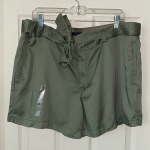 Tommy Hilfiger Cargo Shorts, size 18